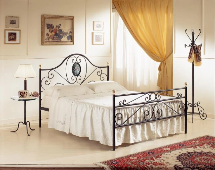 Letto Flora in ferro battuto matrimoniale con rosone dipinto a mano