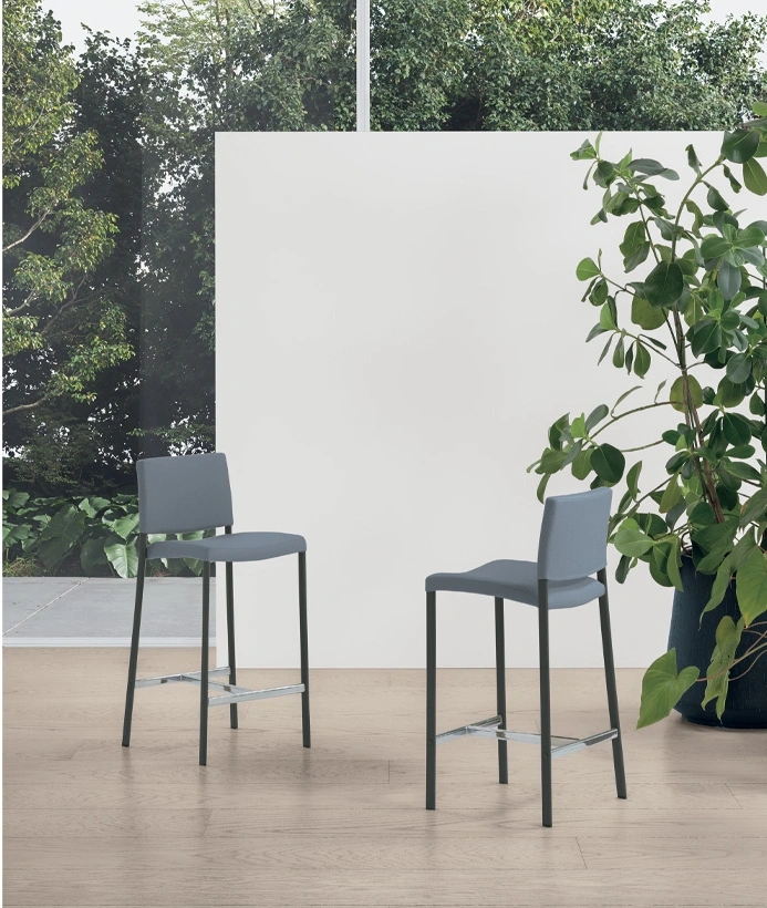 Zara con struttura in metallo e seduta in morbida ecoepelle Clean Touch.